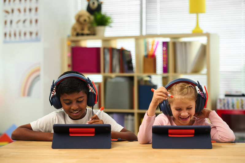 Logitech Zone Learn met twee kinderen