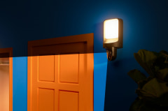 Signify WiZ buiten wandlamp en camera lamp schijnt