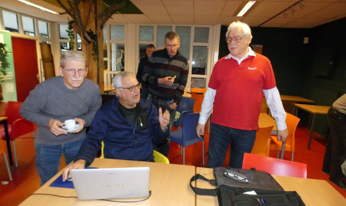 Gjalt helpt leden bij problemen met computer programmas 2