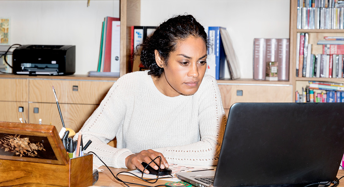 vrouw achter laptop